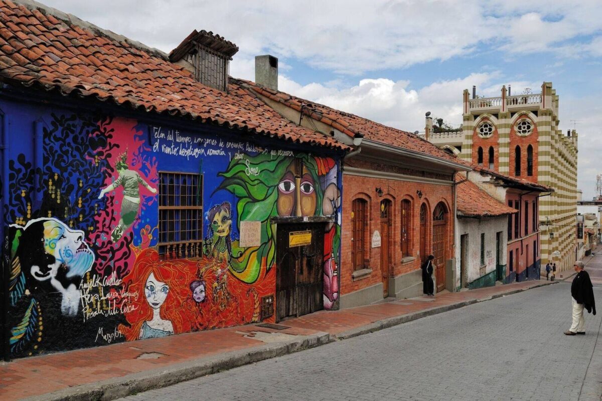 Family exploring Bogotá’s Plaza de Bolívar surrounded by colonial buildings and mountains