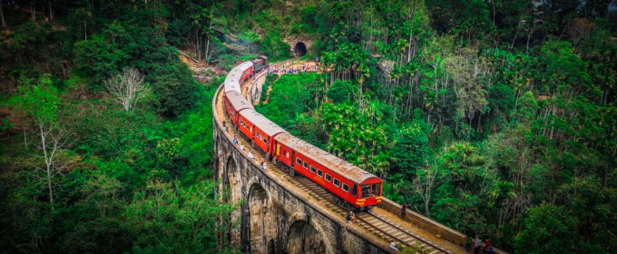Family hiking to Little Adam’s Peak with panoramic views and the Nine Arch Bridge surrounded by tea plantations near Ella