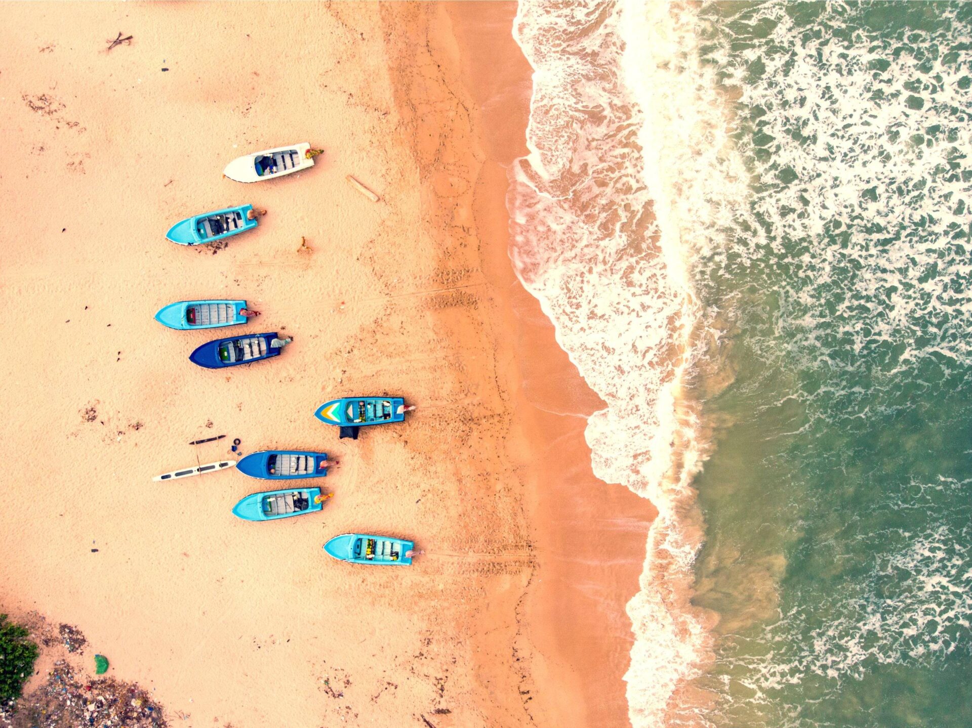 Panoramic view of Sri Lanka’s Sigiriya rock fortress rising above the surrounding jungle under a clear blue sky