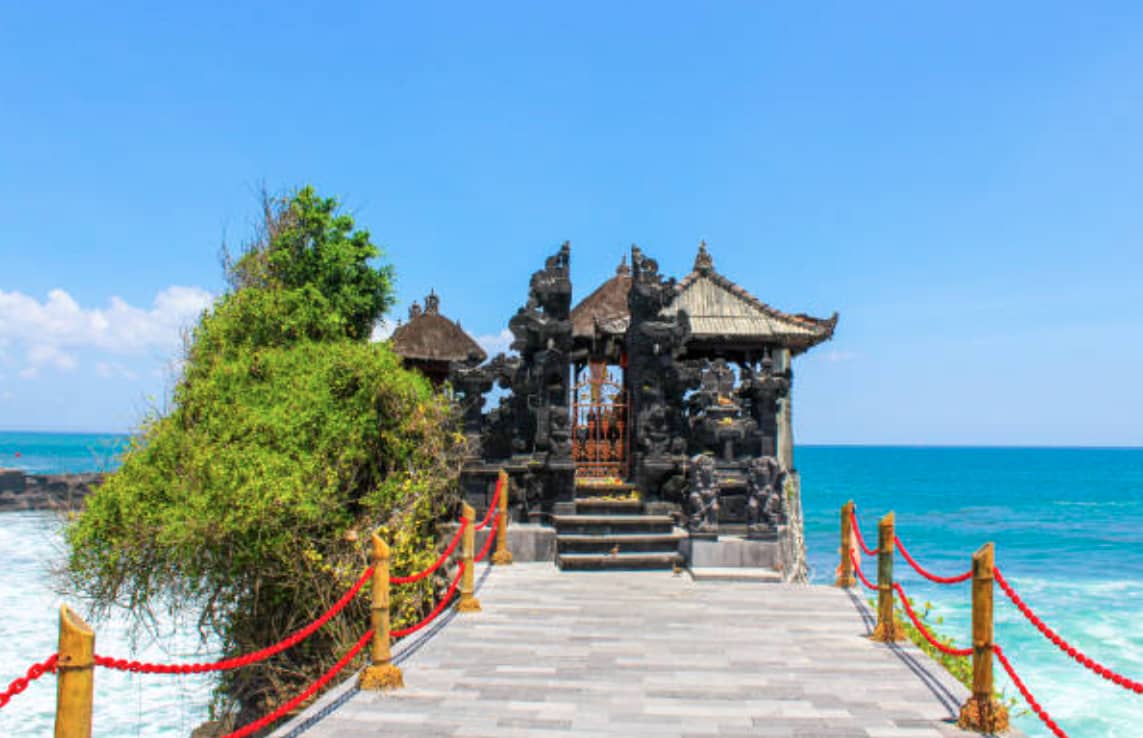 Scenic drive through Bali’s rice terraces and villages on the way from Tanah Lot to Ubud