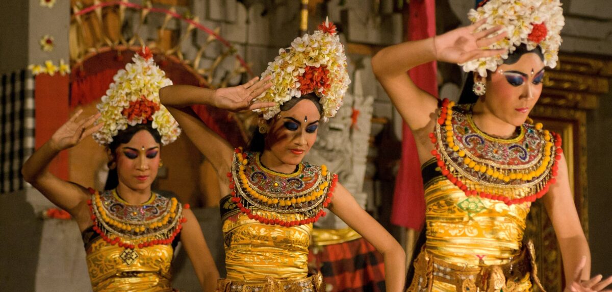 Speedboat arriving at the tropical island of Gili Air with turquoise water and white sand beach